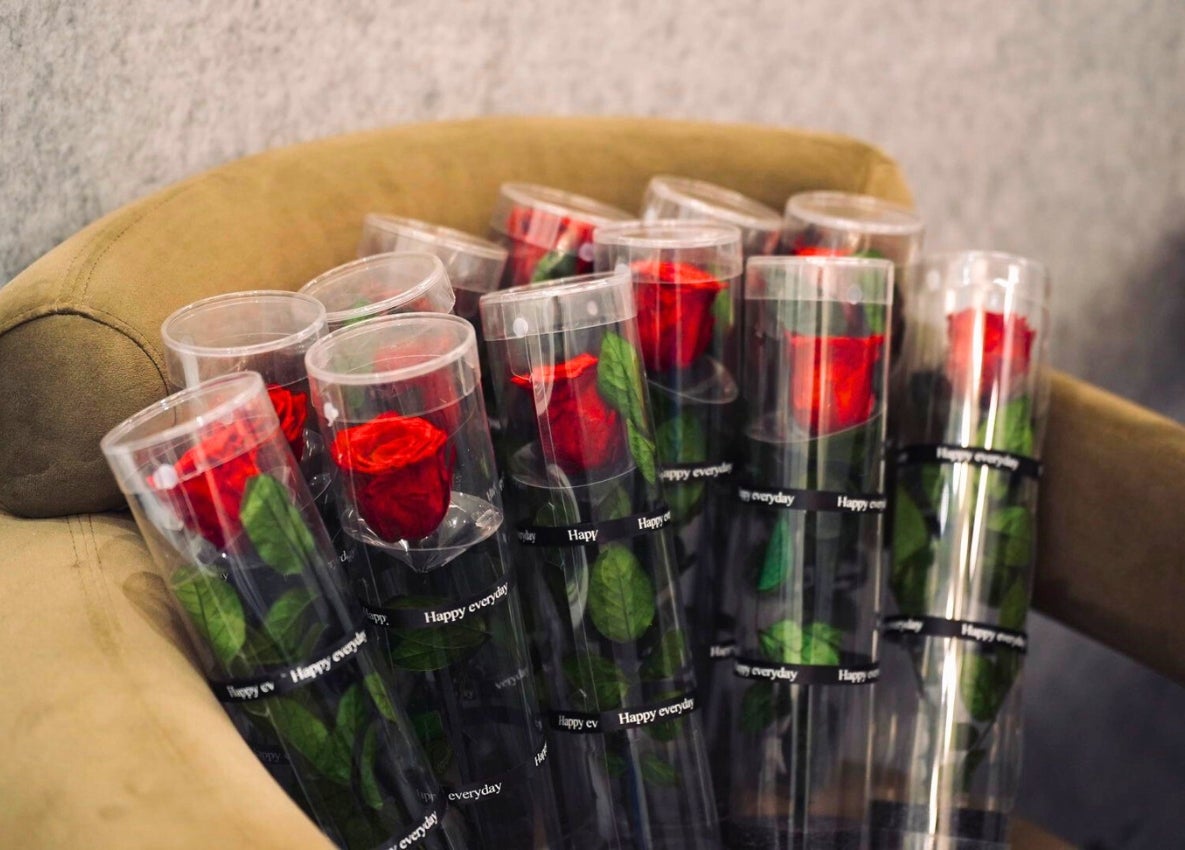 a bundle of red roses