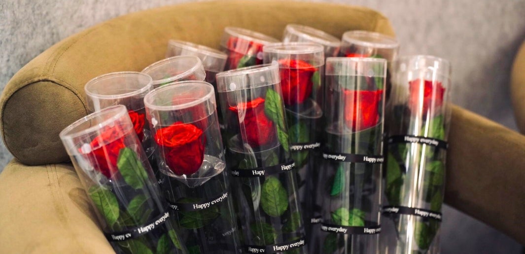 a bundle of red roses